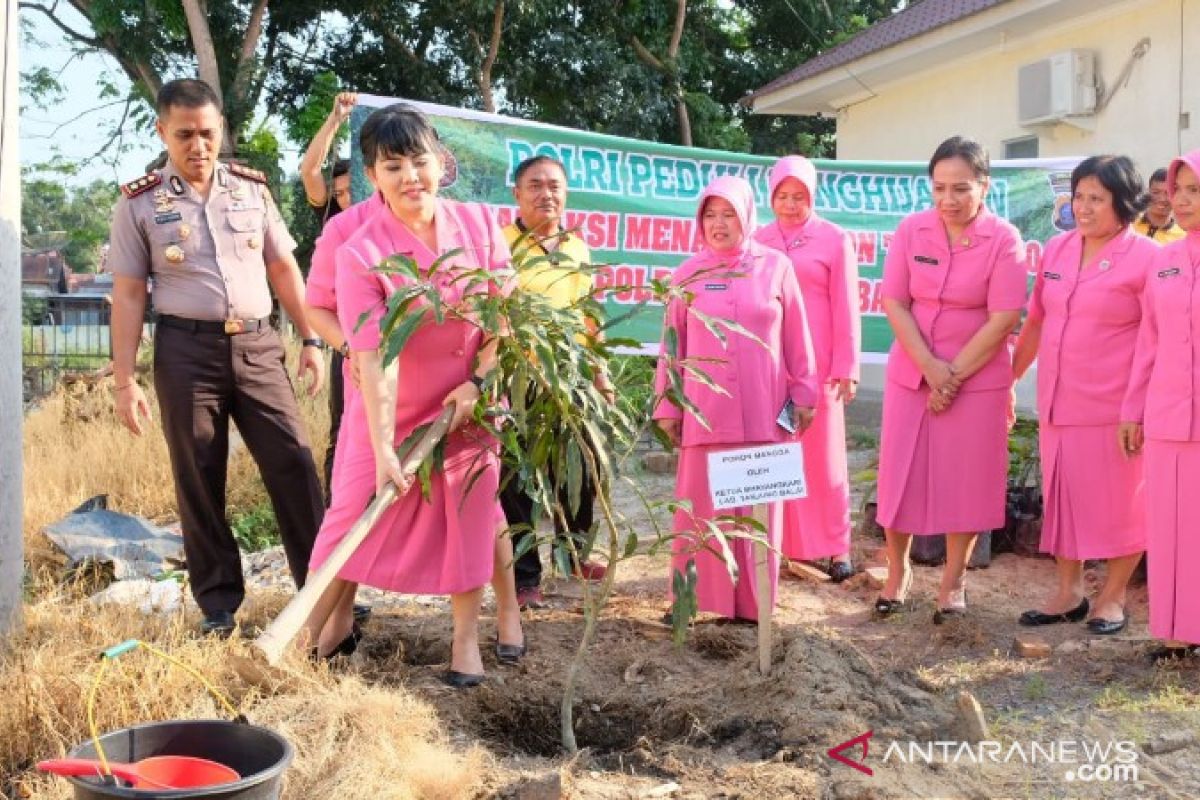 Kapolres bersama Bhayangkari Tanjungbalai tanam 100 pohon