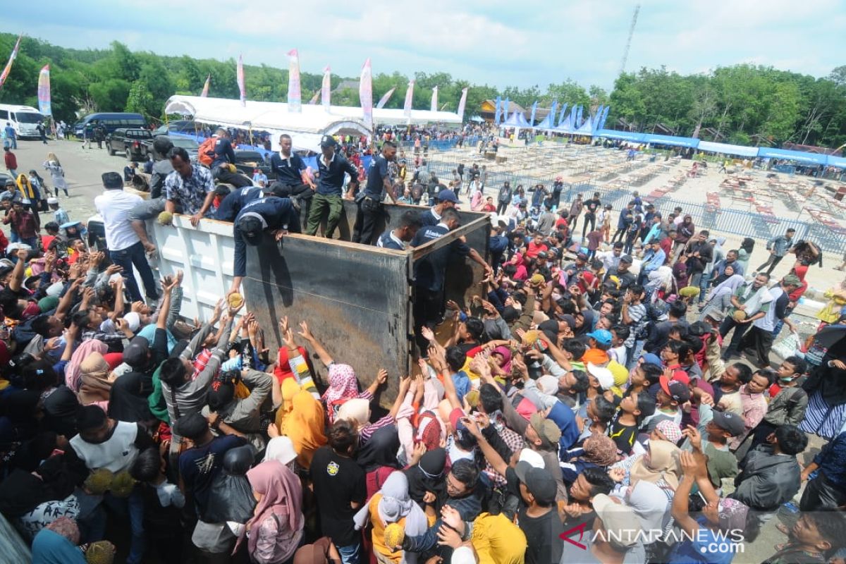 Puluhan ribu buah durian ludes dalam hitungan menit