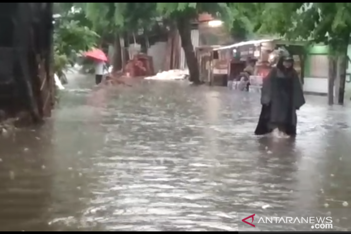 Jakarta hujan, puluhan rumah di Kebon Jeruk terendam