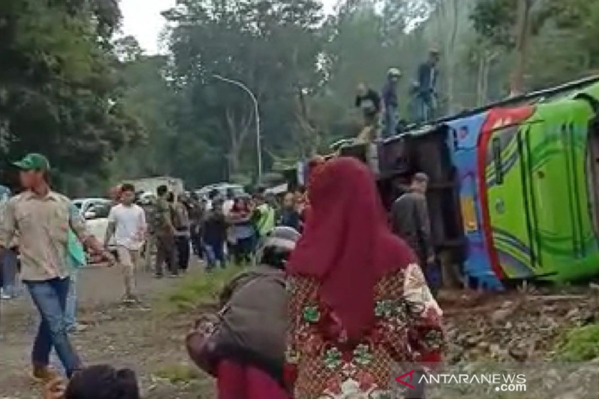 Rem blong, bus terguling dan menewaskan enam penumpang