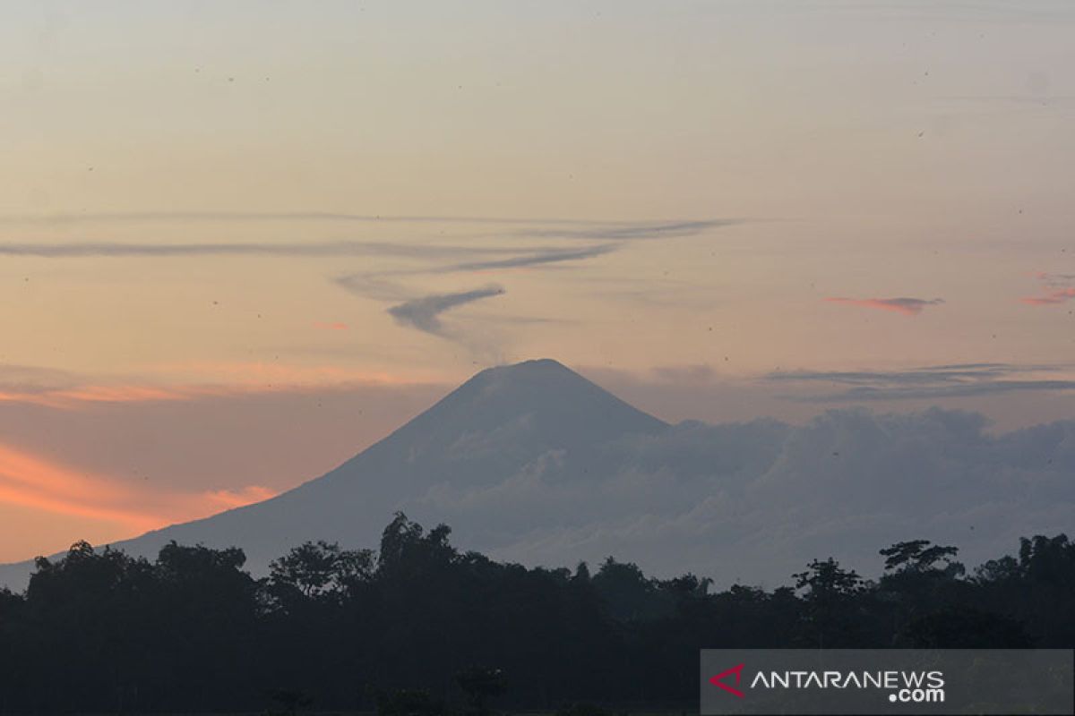 Gunung Semeru dua kali erupsi pada Jumat