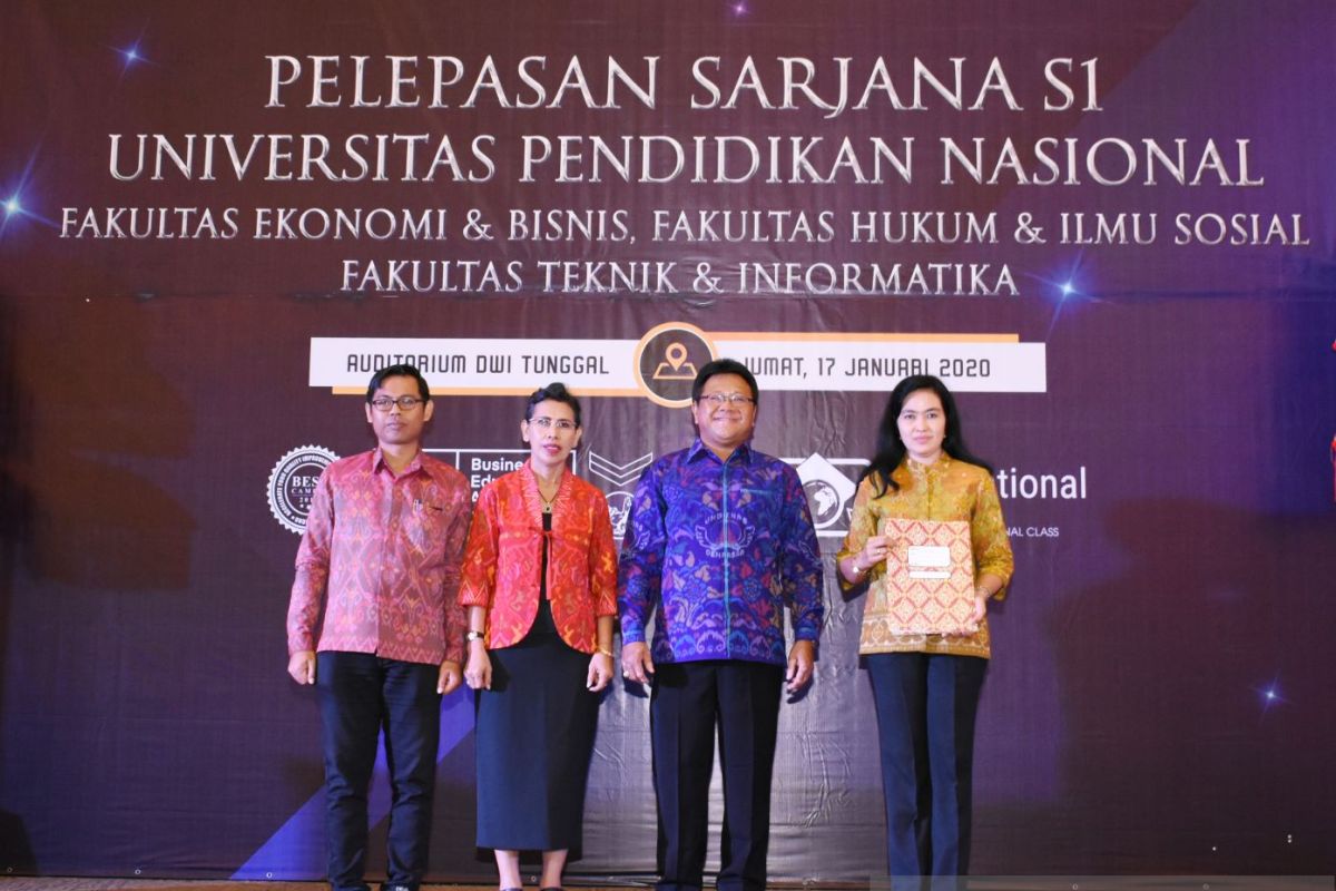 Undiknas lepas 455 calon sarjana unggul dan berdaya saing global