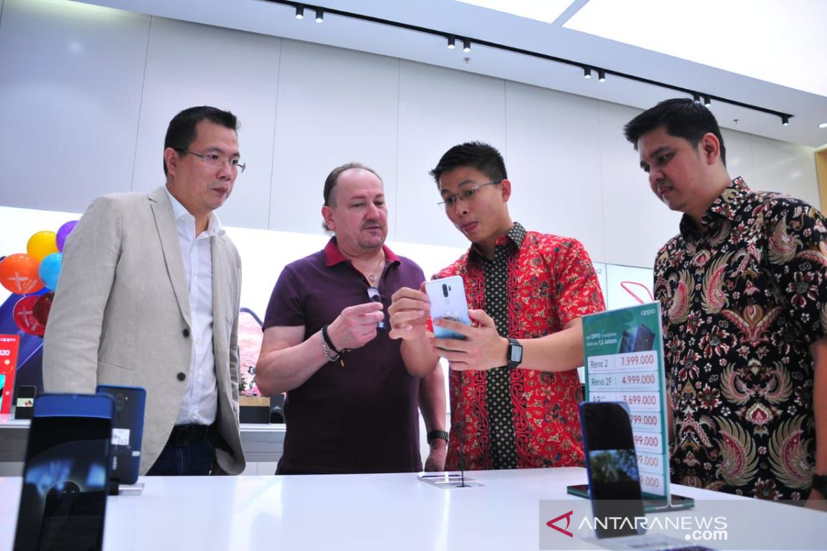 Buka toko di pusat perbelanjaan, Oppo bidik segmen menengah atas