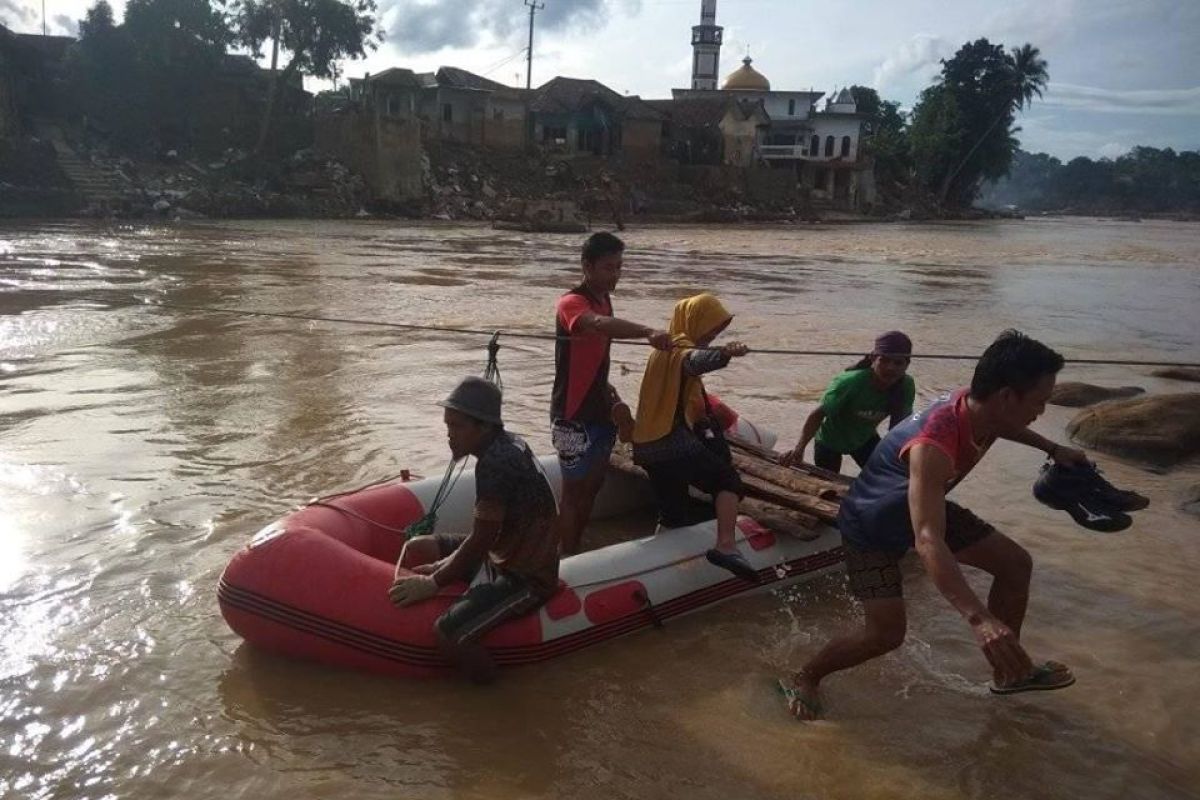 Pascabencana banjir, warga Lebak gunakan perahu karet