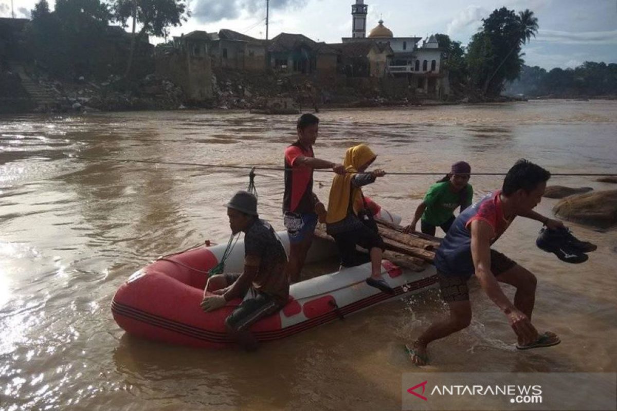 Warga Lebak gunakan perahu karet pascabencana banjir