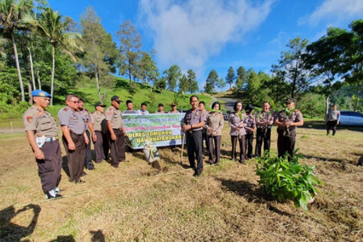 Polres Tomohon tanam seratus pohon dukung program penghijauan