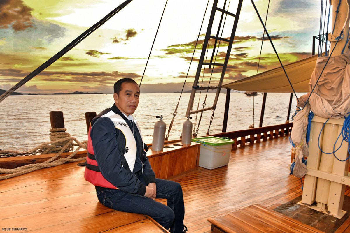 Presiden Jokowi naik kapal pinisi di Labuan Bajo