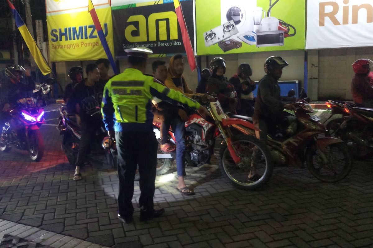 Polresta Sidoarjo tilang ratusan pengendara balap liar