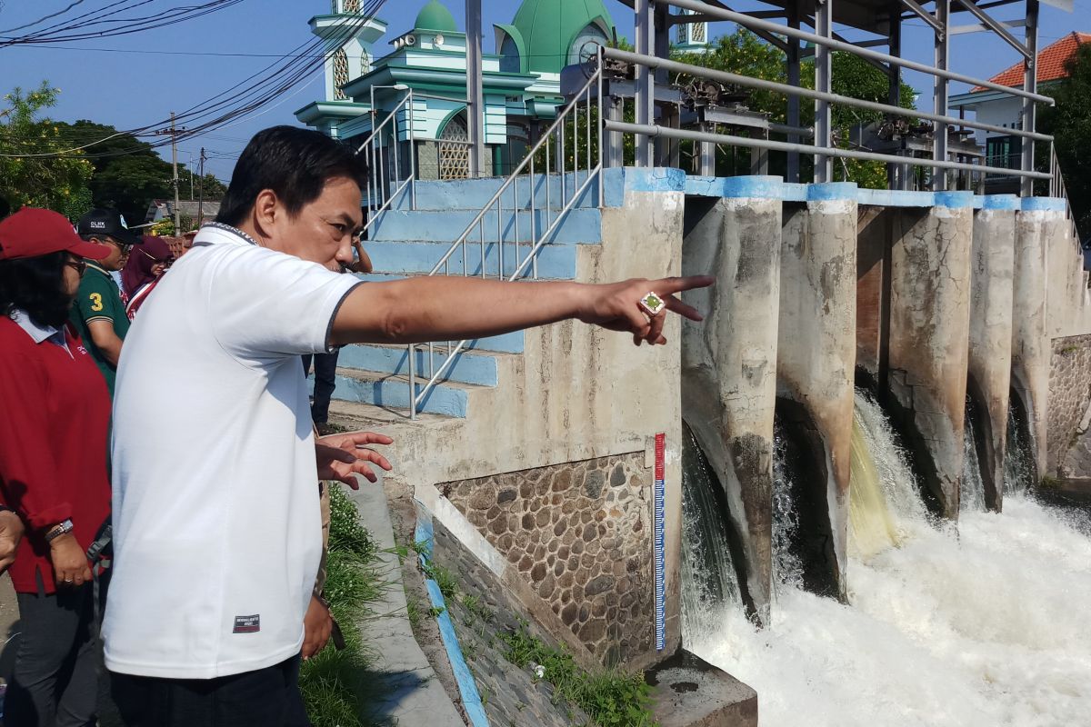 Perusahaan pembuang limbah sungai di Sidoarjo bakal ditindak