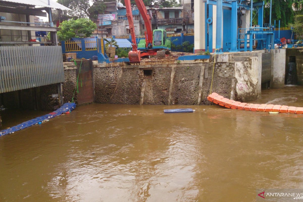 Hujan guyur Jakarta Sabtu malam, Pintu Air Manggarai berstatus siaga 2