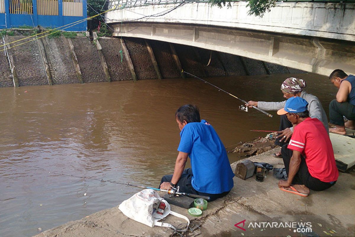 Pintu Air Manggarai juga jadi tempat mancing ikan gratis