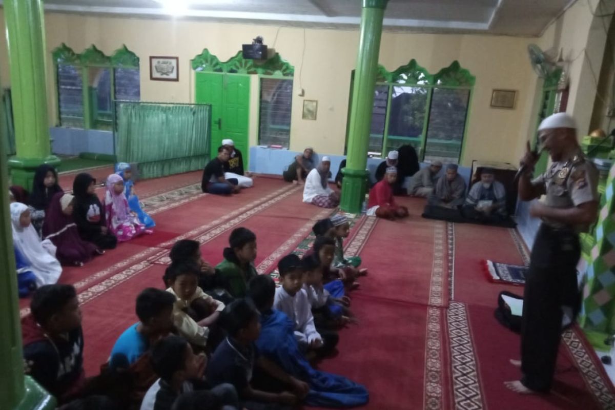 Polsek Tanjungraya sampaikan ajakan kamtibmas dalam kegiatan didikan subuh