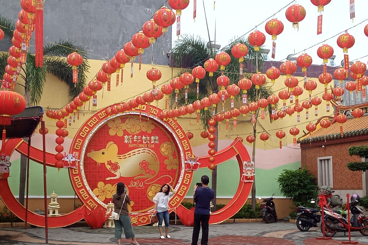 Lampion hiasi Kelenteng See Hin Kiong sambut Imlek di Padang