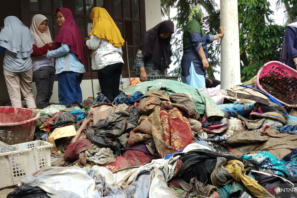 Korban banjir bandang Malalo Tanah Datar butuh pakaian dan selimut