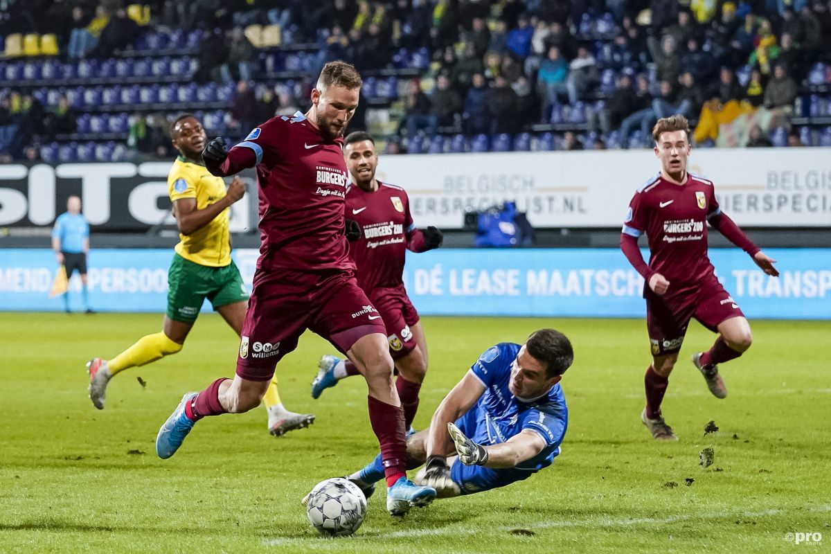 Liga Belanda - Bantai FC Emmen 3-1, Vitesse tempel Ajax di puncak klasemen