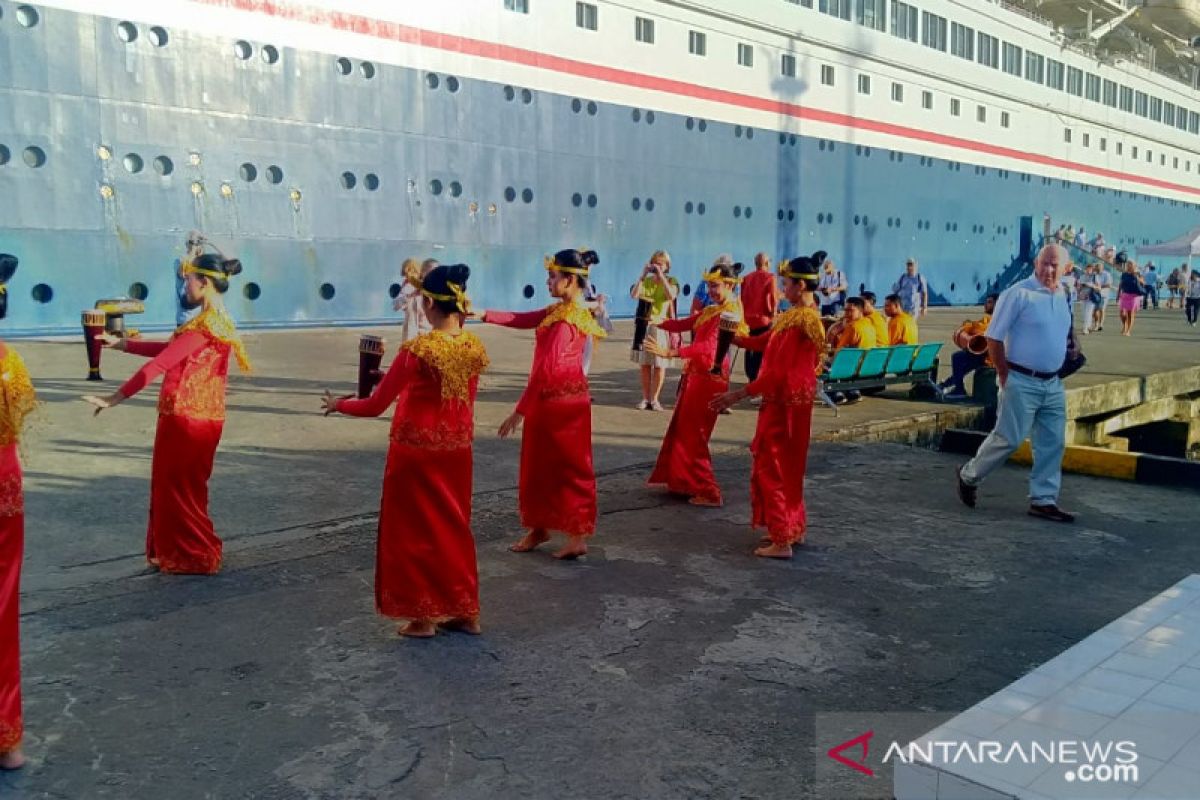 Kegiatan penumpang Kapal Pesiar MV Boudicca sebelum kembali berlayar ke Bali