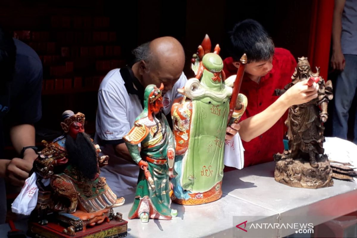 Warga Tionghoa Kota Bogor lakukan ritual mandikan rupang di Vihara Dhanagun