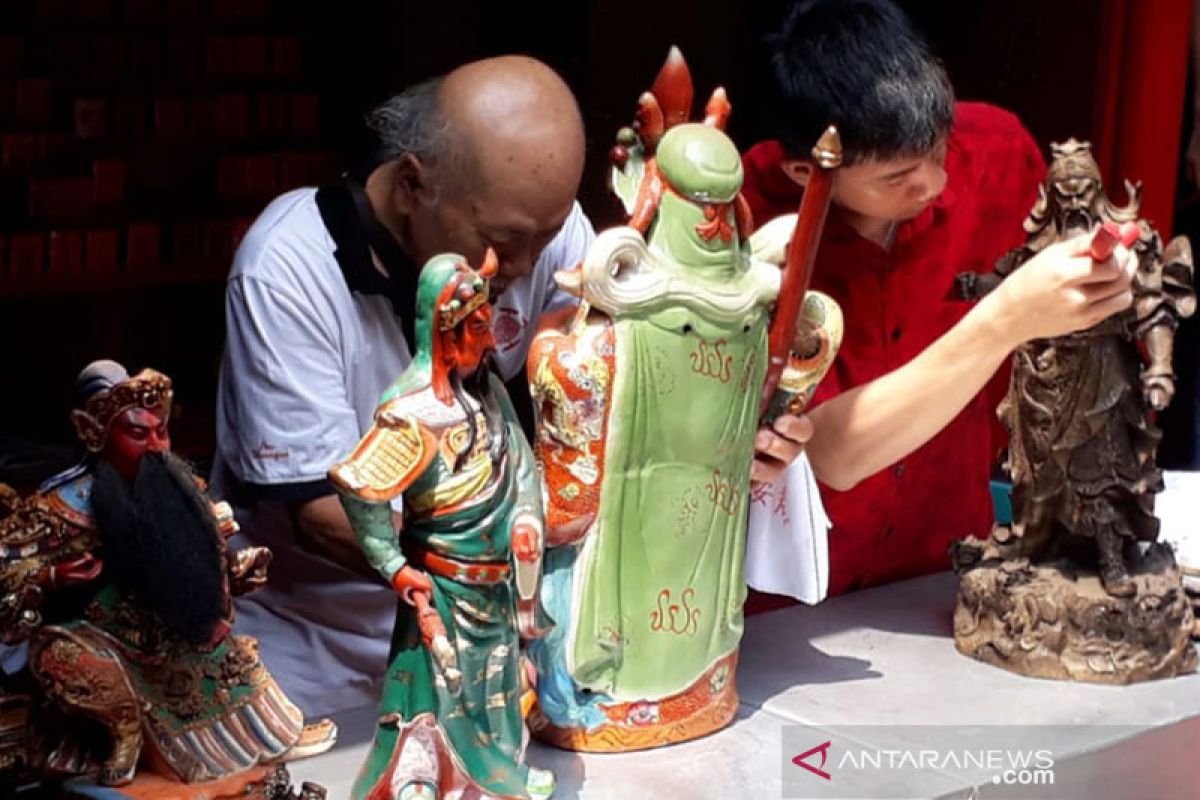 Warga Tionghoa Kota Bogor mandikan rupang di Vihara Dhanagun