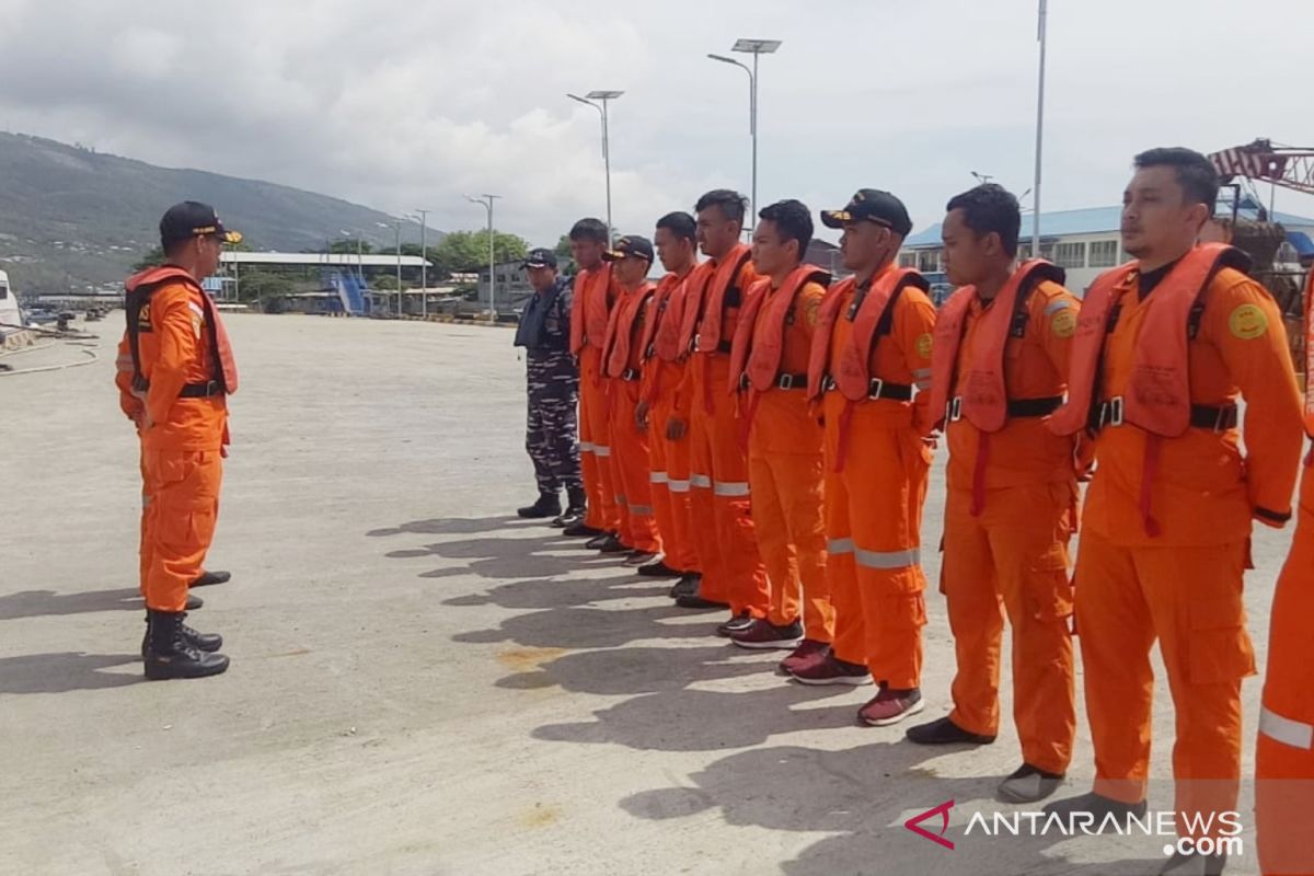 KM Sinar Galesong yang patah kemudi ditarik KN Bhisma dari Basarnas Palu