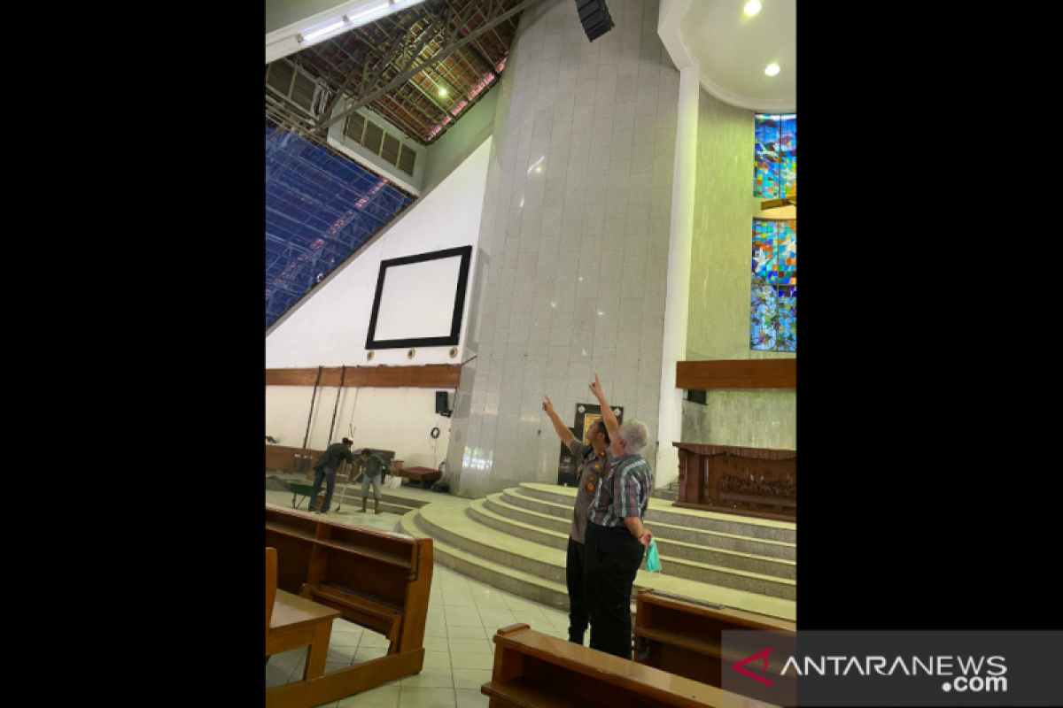 Plafon Gereja MKK Jakarta ambrol diduga karena rembesan air hujan