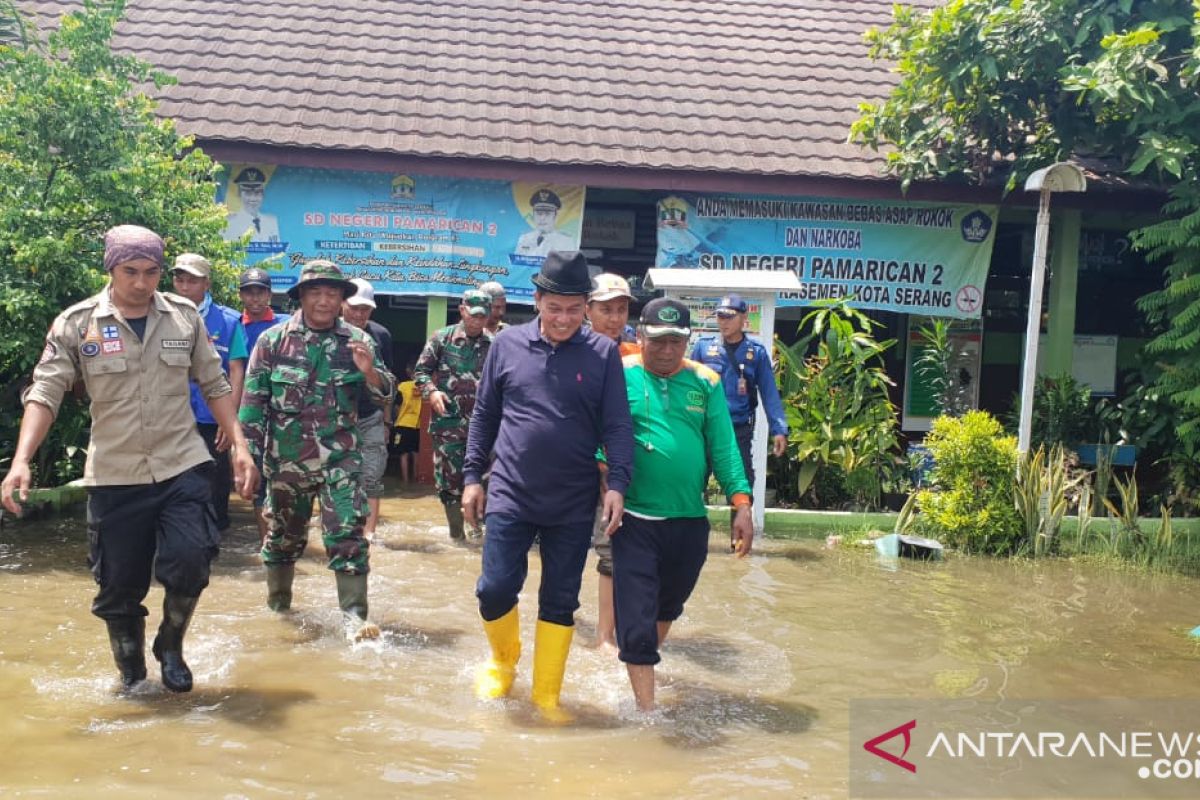 Wali Kota Serang bersihkan ruang kelas akibat banjir di Pamarican