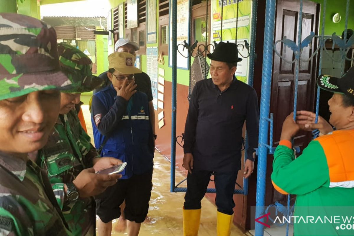 Wali Kota Syafrudin pastikan ruang kelas bersih pascabanjir