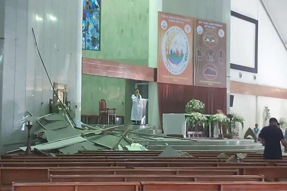 Plafon gereja di Jakarta ambrol lukai sejumlah jemaat