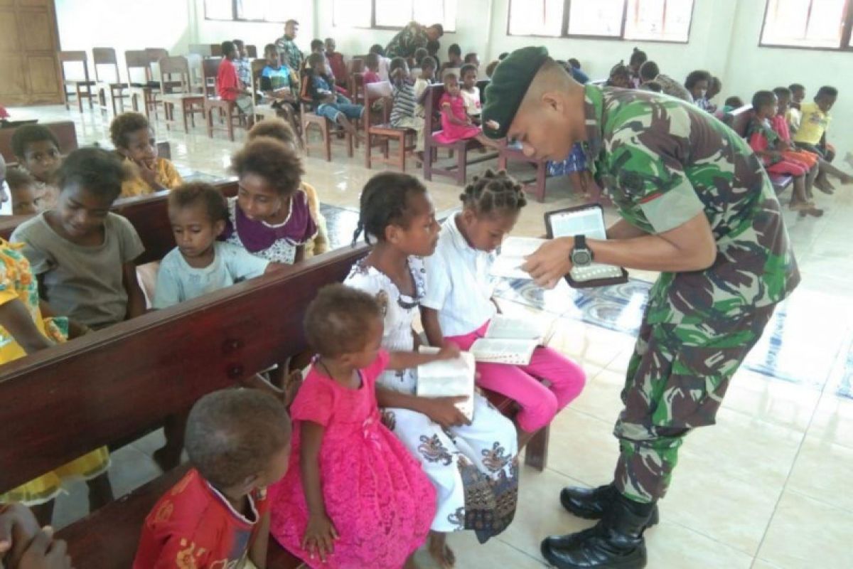 Prajurit TNI bantu mengajar di sekolah minggu di Gereja Injili Yabanda