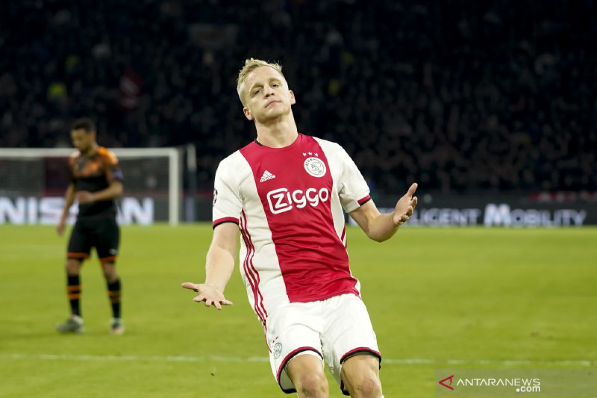 Donny van de Beek bantah telah sepakat untuk gabung Real Madrid