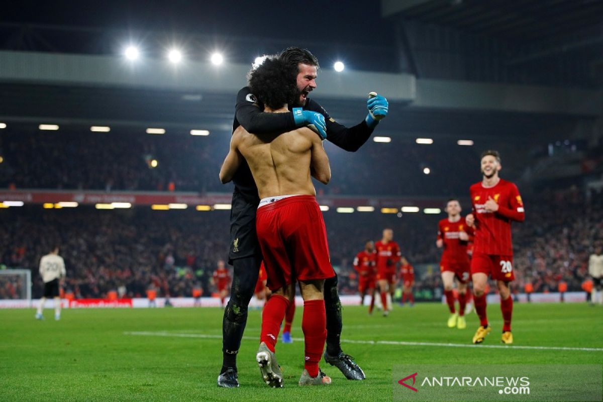 Van Dijk, Salah antar Liverpool bungkam MU