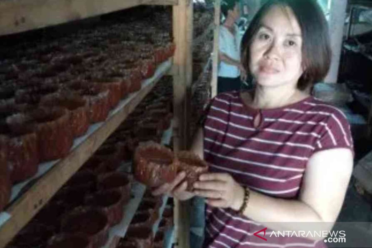 Produsen rumahan kue keranjang di Bekasi banjir order