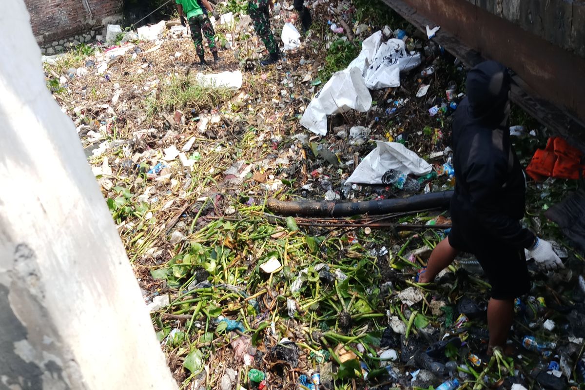 Pemprov Jatim ajak masyarakat hilangkan kebiasaan buang sampah di sungai (Video)