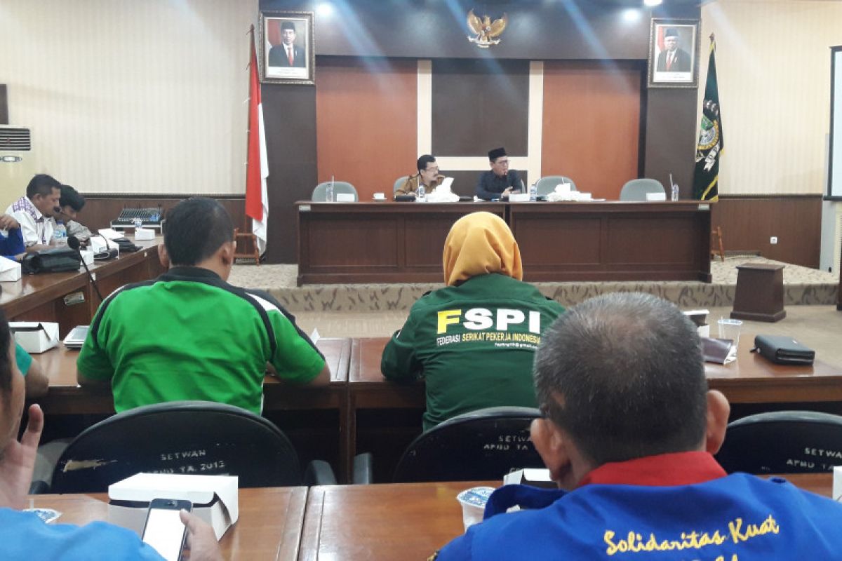 Buruh di Banten datangi DPRD tolak Omnibus Law CLK