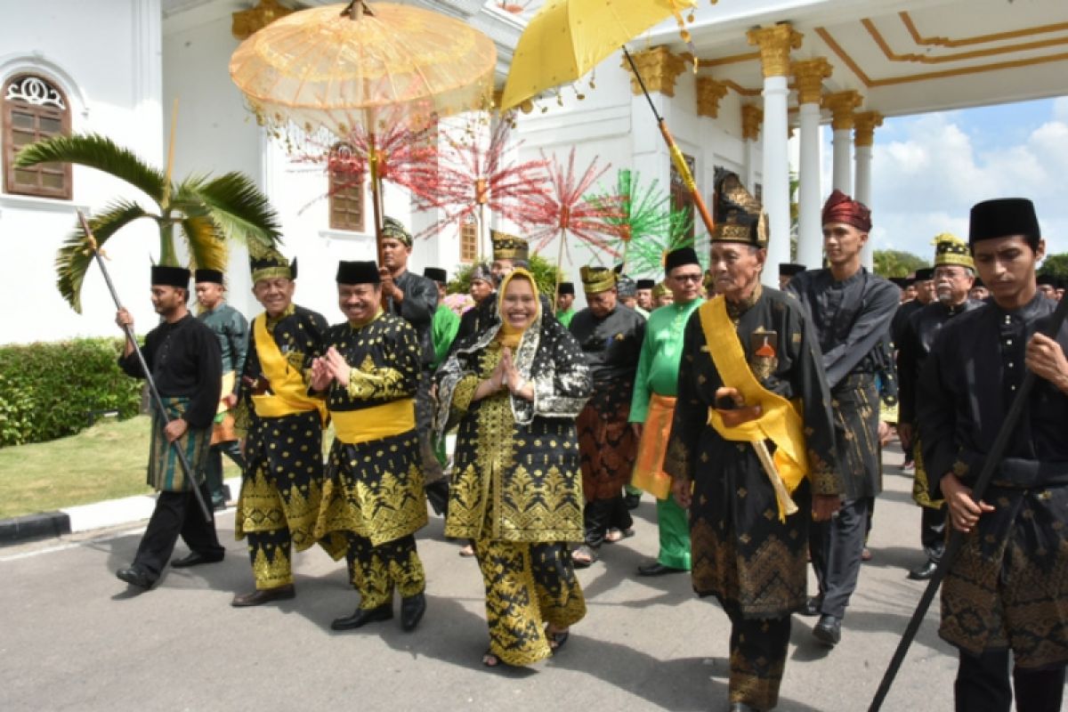 Bupati dan istri terima gelar adat dari LAMR Bengkalis