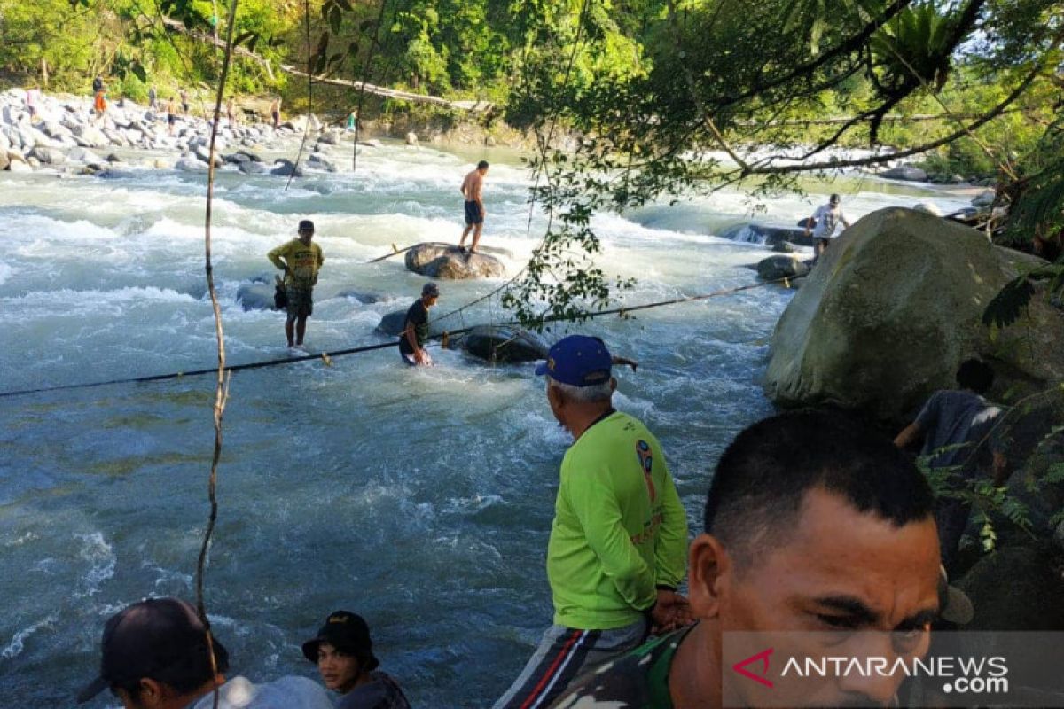 Jembatan putus, 10 korban ditemukan