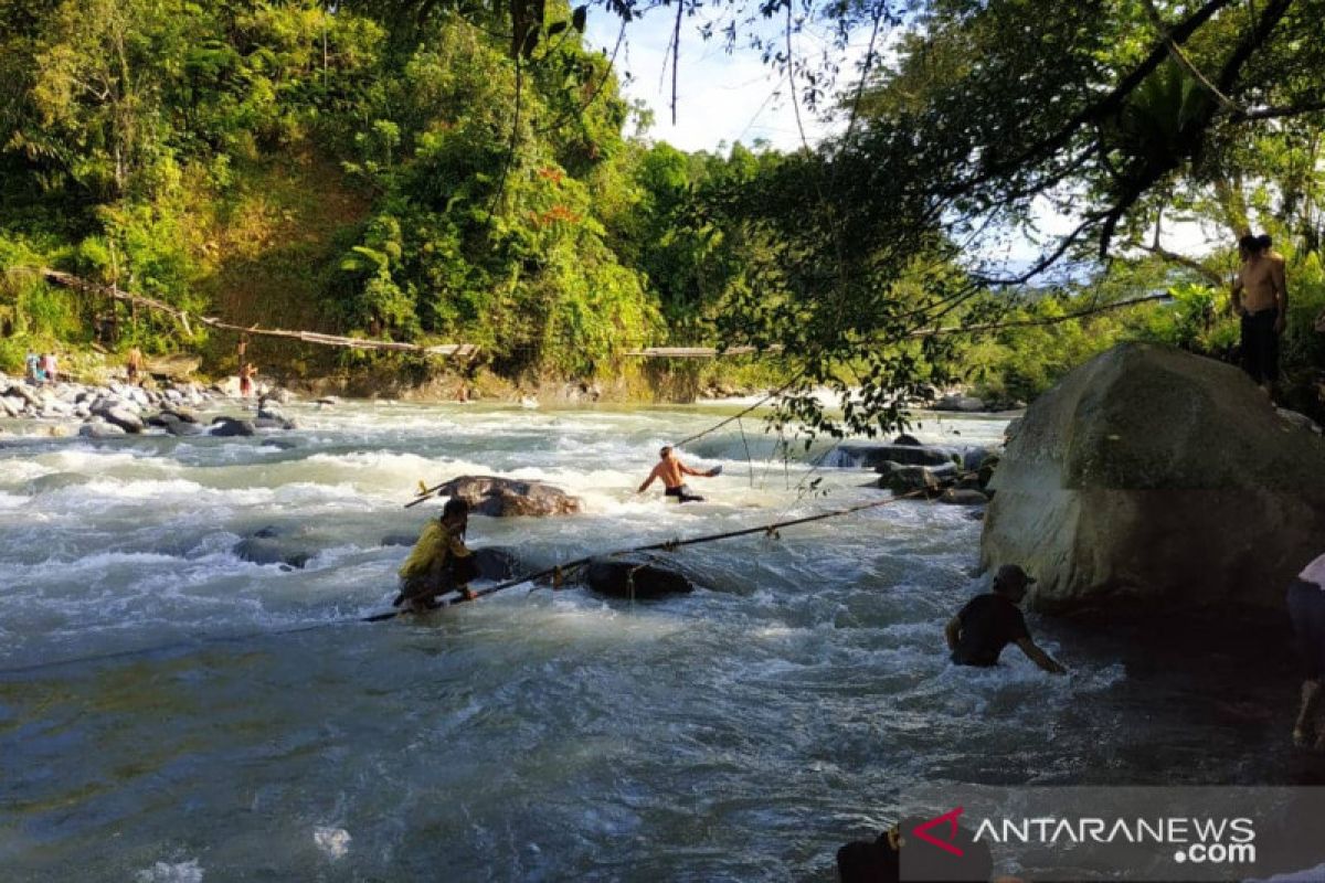 Arus deras hambat pencarian korban jembatan putus di Bengkulu