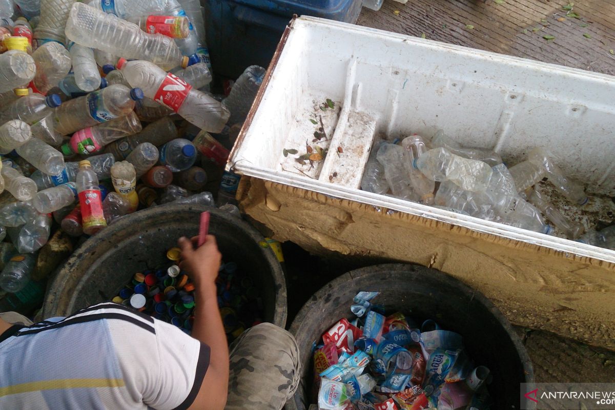 Musim hujan pemulung Pintu Air Manggarai dapat penghasilan lebih