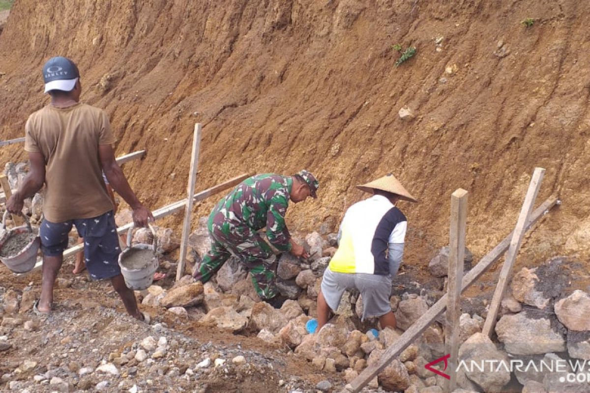 Babinsa di kepulauan bantu warga bangun talud