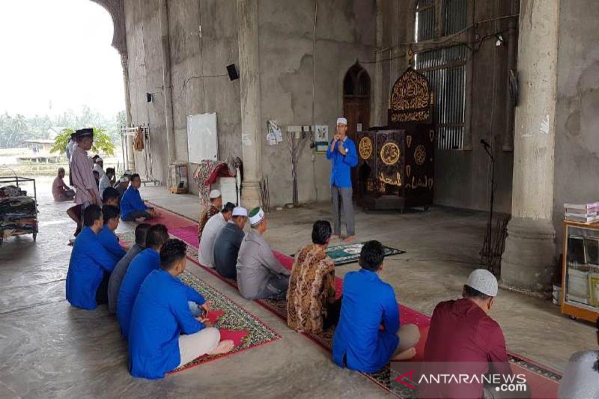 Mahasiswa KPM Aceh Utara isi tausiah di masjid usai salat berjamaah