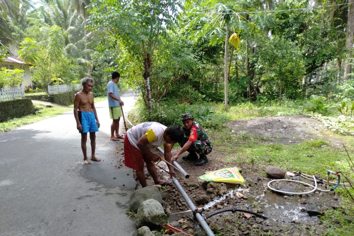 Babinsa di Sangihe bantu warga pasang pipa air bersih