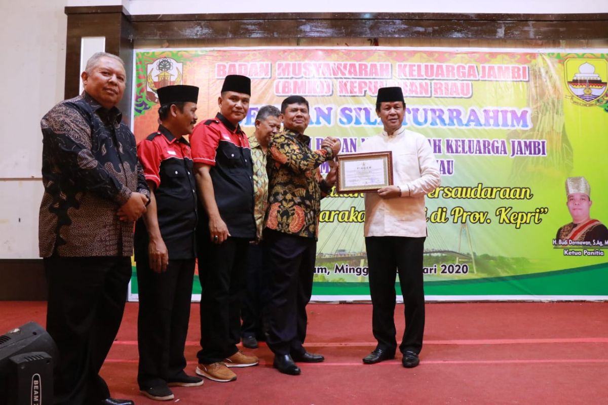 Bupati Tanjabbar hadiri pengukuhan Badan Musyawarah Keluarga Jambi di Batam