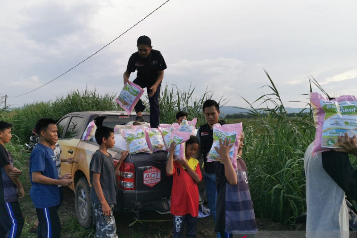 ACT salurkan bantuan beras untuk santri di pelosok Sulsel