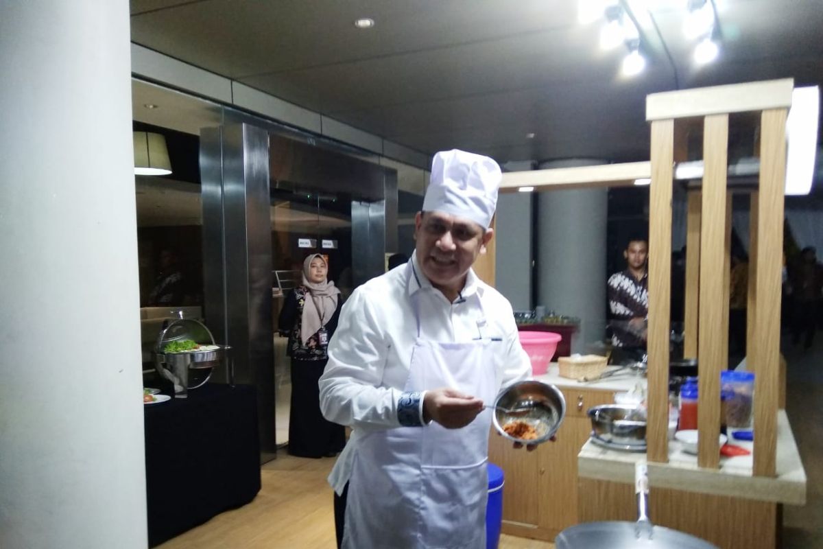 Ketua KPK Firli masak nasi goreng untuk awak media
