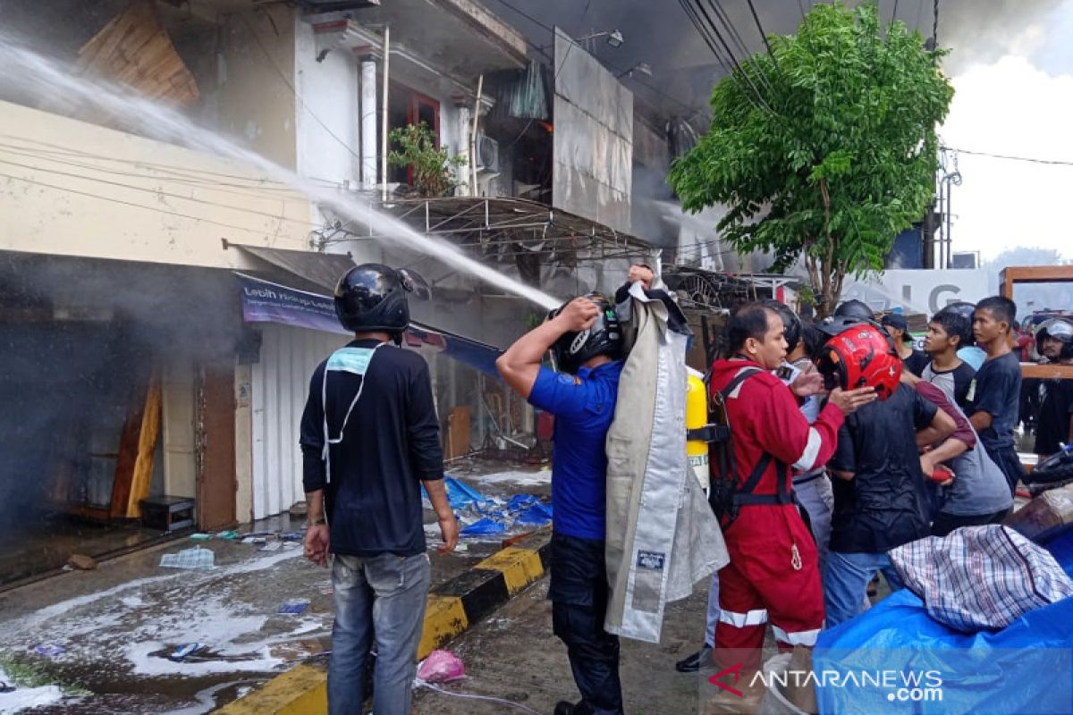 Kebakaran di Pasar Batu Tarakan masih belum padam