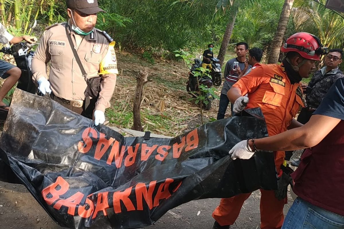 Mayat sudah jadi tengkorak dievakuasi dari sumur oleh Tim SAR Lombok Timur