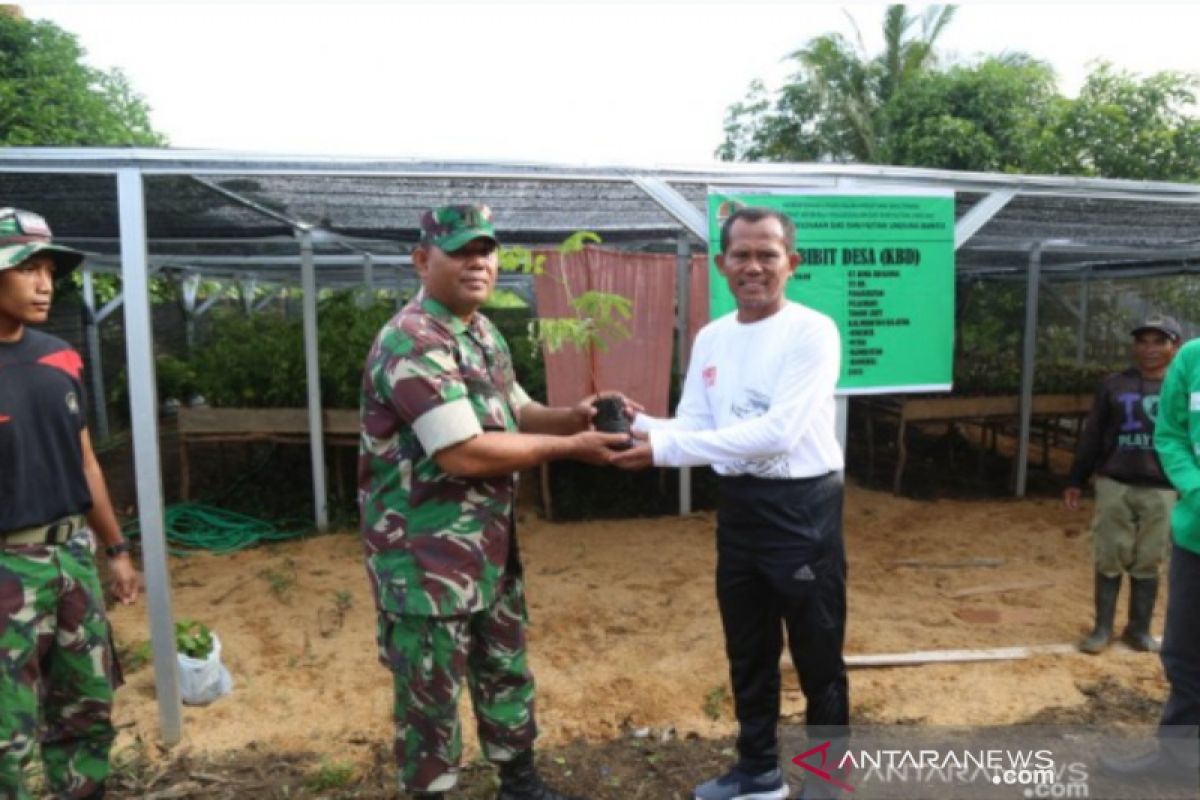 Bupati tanam pohon di halaman RSUD H Boejasin