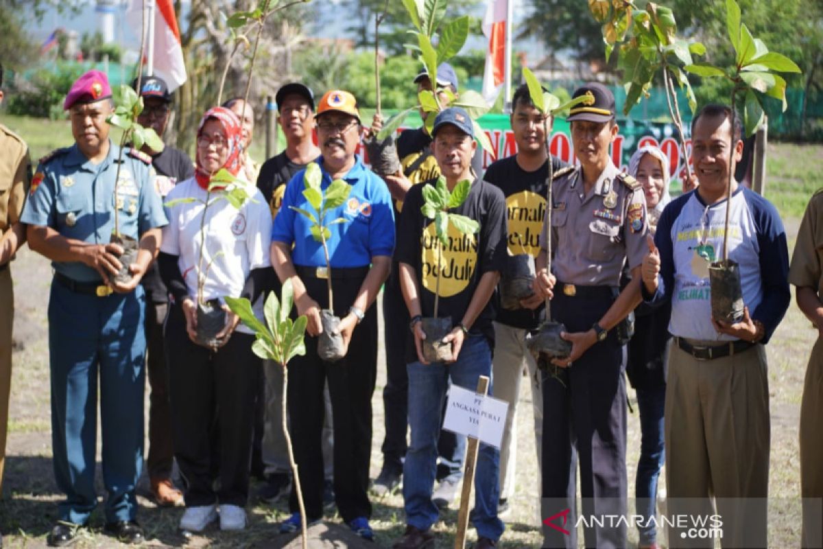 Paguyugan Wartawan Kulon Progo bersama BPDASHL tanam pohon di Pantai Glagah