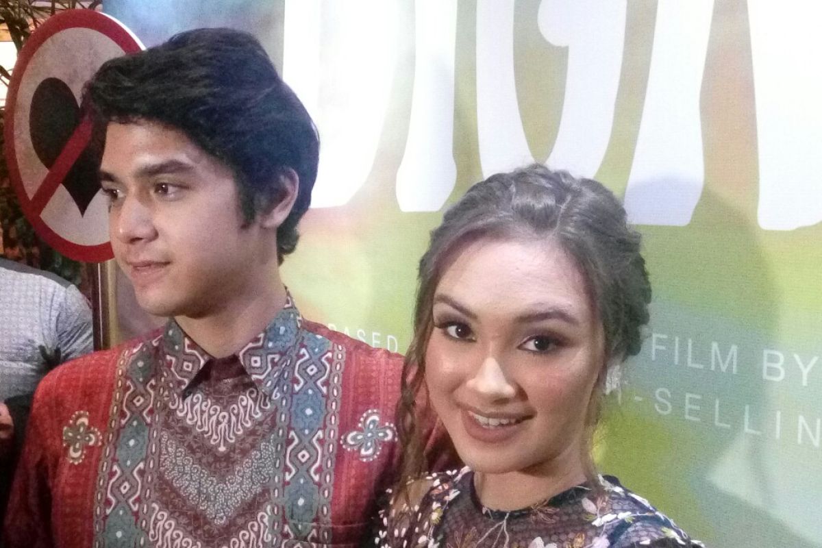 Al Ghazali beradegan romantis dengan Caitlin Halderman