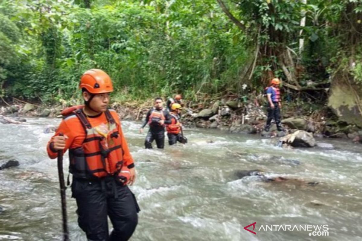 BPBD Kota Bogor mencari santri hanyut