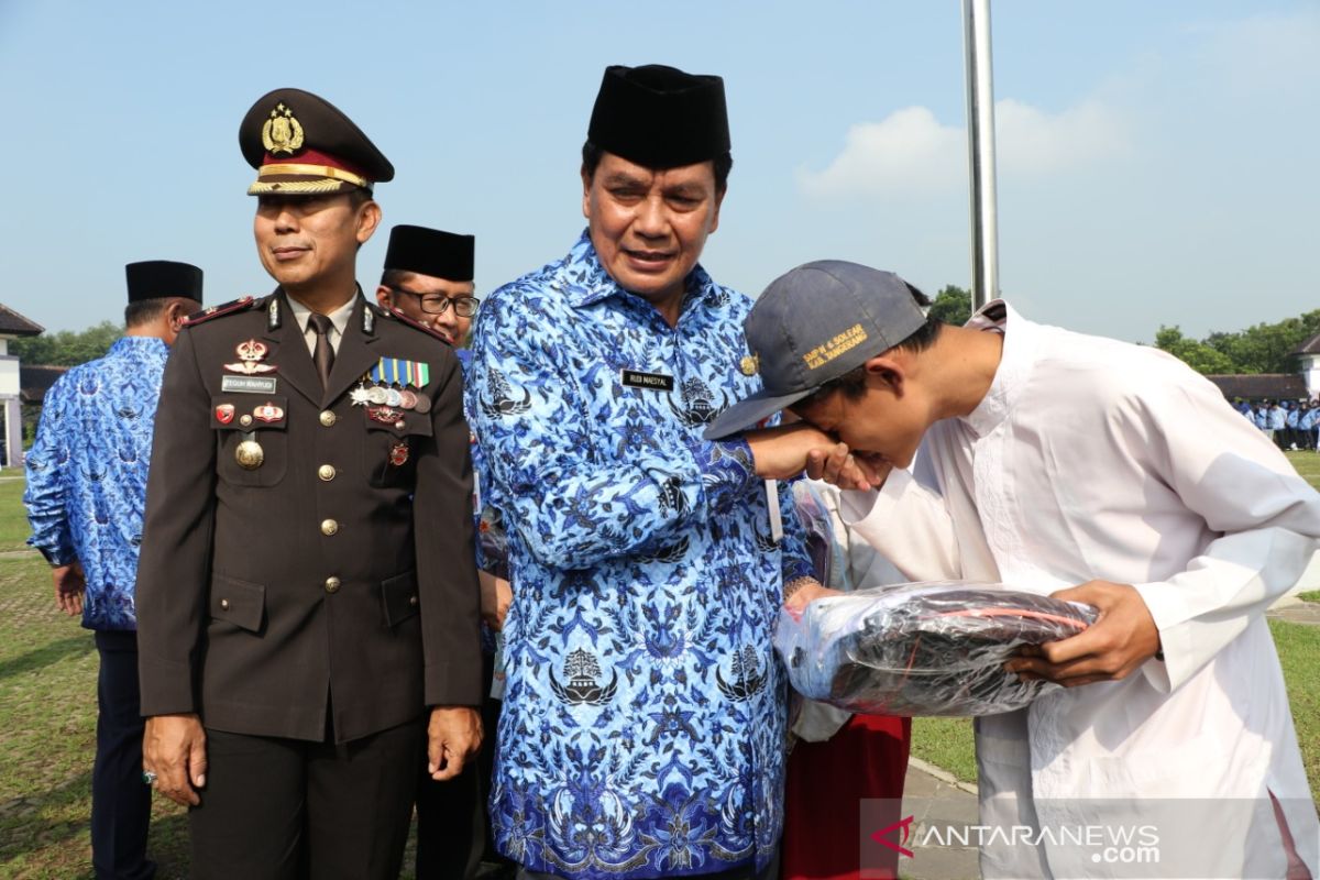 Pemkab Tangerang beri bantuan ratusan anak didik korban banjir